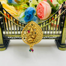  GOLDEN SADI PIN